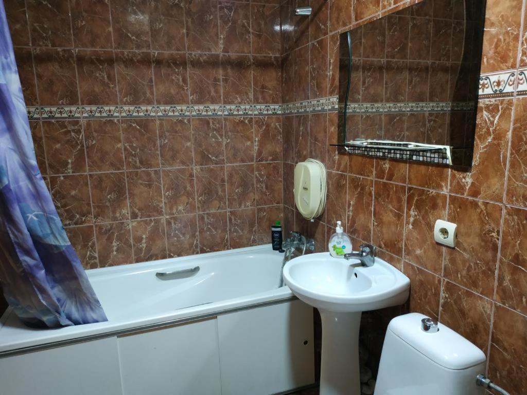 Nice Apartment Near Gulliver Kiev Exterior foto